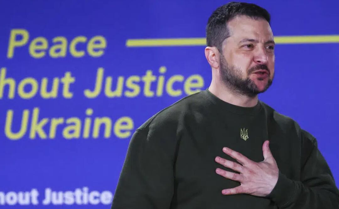 El presidente de Ucrania, Volodimir Zelensky, pronuncia un discurso titulado "No hay paz sin justicia para Ucrania", en La Haya, Holanda. Foto: AP