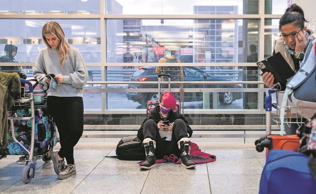 La tormenta Elliot dejó a miles de pasajeros varados en plena Navidad por la cancelación de vuelos en Estados Unidos. Foto: Andrej Ivanov/AFP