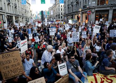 Crecen protestas tras incendio en torre de Londres
