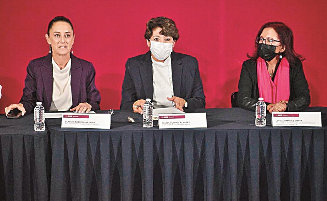 Delfina Gómez (centro) estuvo acompañada por la jefa de Gobierno Claudia Sheinbaum y Leticia Ramírez, quien la sucederá en la SEP.