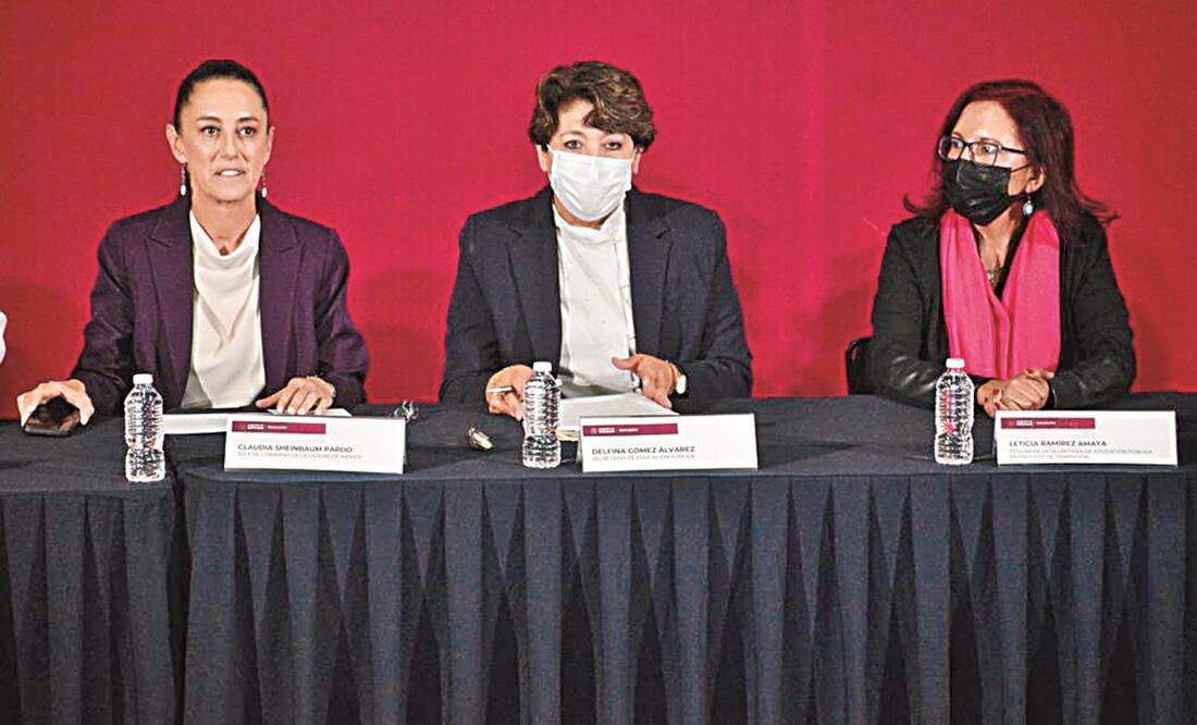 Delfina Gómez (centro) estuvo acompañada por la jefa de Gobierno Claudia Sheinbaum y Leticia Ramírez, quien la sucederá en la SEP.