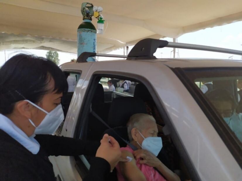 "Le ponemos el ejemplo a los más jóvenes", dice doña Delfina de 72 años tras vacunarse contra Covid-19 en Neza