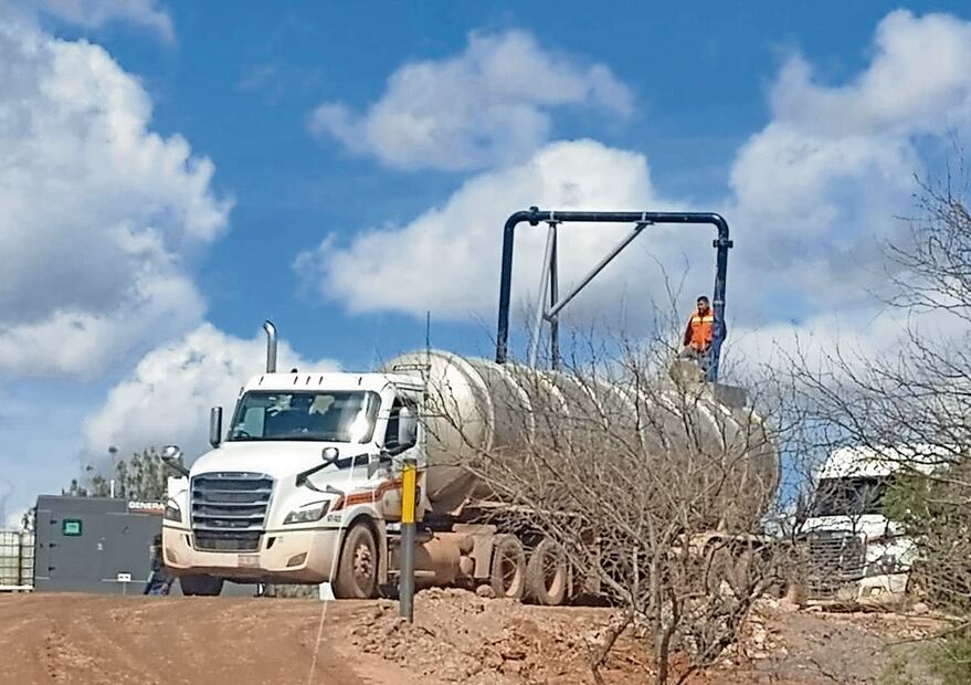 Ambientalistas denuncian que se habrían extraído al menos 40 millones de litros diarios de agua para ser usados por la minera. Foto: Especial
