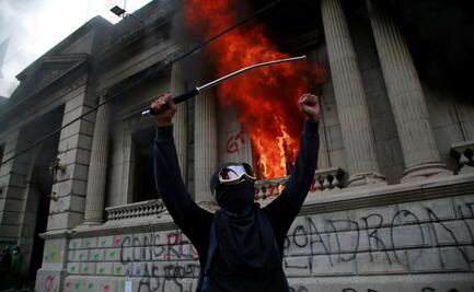 Cientos de manifestantes toman el Congreso de Guatemala y le prenden fuego