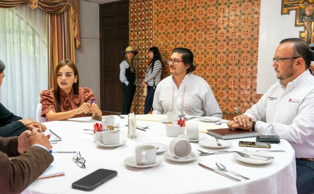Reunión de Grecia Quiroz, alcaldesa de Uruapan, con Josefina Rodríguez Zamora, al fondo su secretaria particula, Yesenia Méndez. (08/01/2026). FOTO: Tomada del Facebook de Grecia Quiroz. 