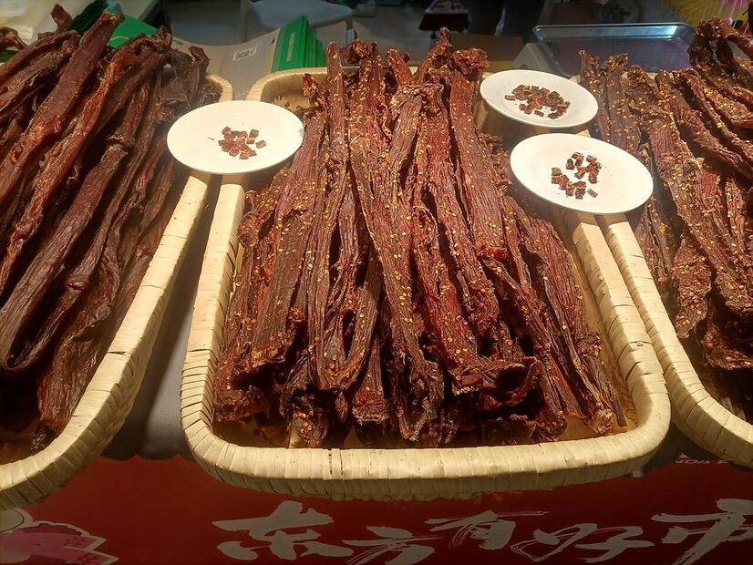 La carne seca picante es clásica de los estados del norte de México, donde por el clima extremo se sala y deshidrata la carne para su conservación. Rebanarla en tiras y ponerla al sol durante varios días es parte del proceso de elaboración. Se condimenta al gusto, ya sea salada o picante. Tomada de Wikimedia Commons.