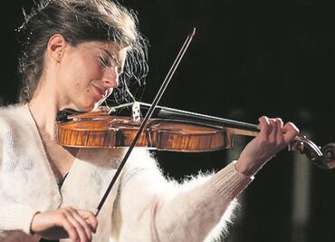 La violinista Anna Göckel lleva música de Bach a CU
