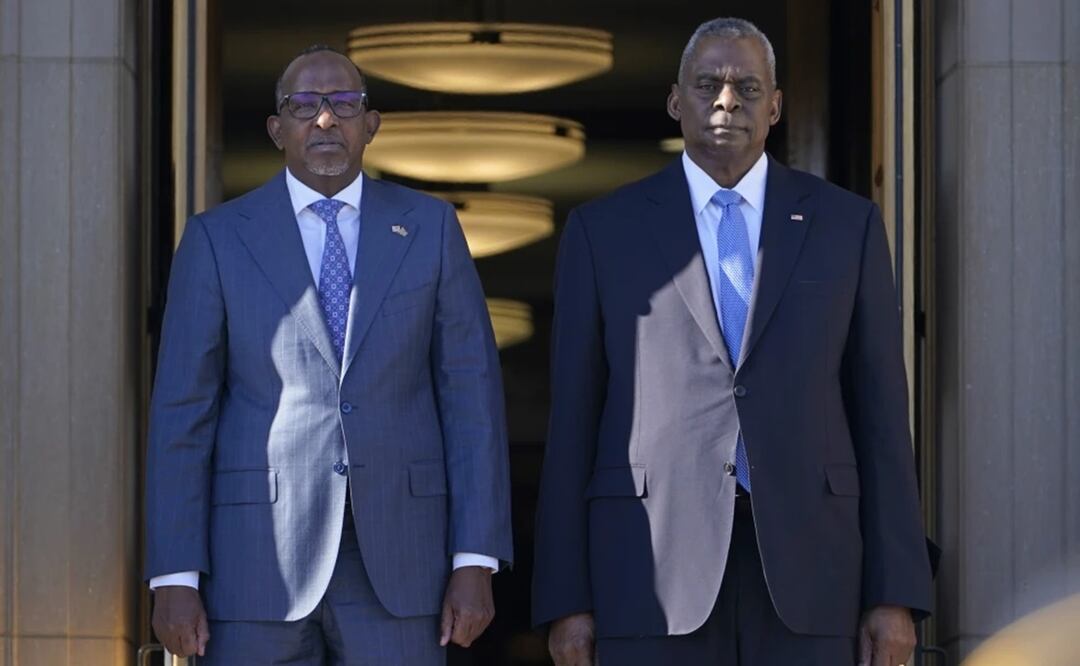 El secretario de Defensa, Lloyd Austin, a la derecha, y el ministro de Defensa de Kenia, Aden Duale, a la izquierda, escuchan el himno nacional de Kenia durante una ceremonia en el Pentágono en Washington. Foto: AP