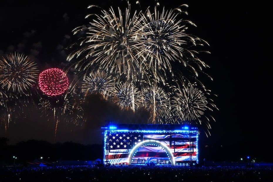 Personas observan los fuegos artificiales durante el evento "Salute to America" —una celebración del Día de la Independencia en honor al 250.º aniversario de la nación— el sábado 4 de julio de 2026, en el National Mall de Washington. Foto: AP