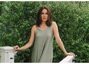 Karla Souza luce atrevido vestido globo con escote extra pronunciado