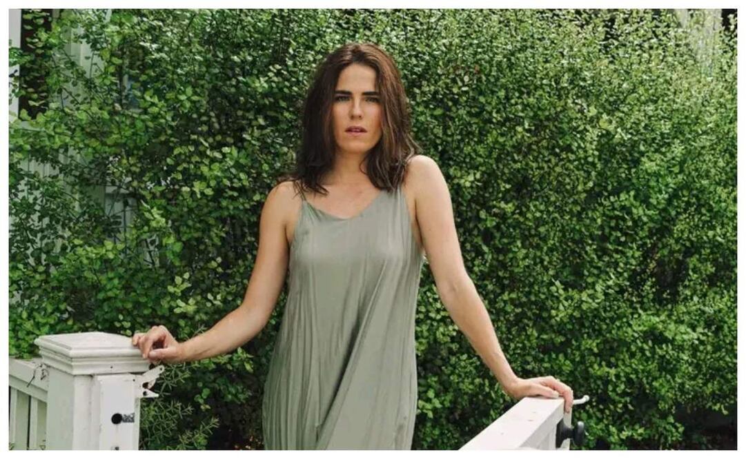 Mira el look de Karla Souza en vestido de globo con este escote innovador extra pronunciado. Imagen: Karla Souza/ Instagram @corycrespo
