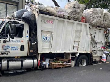Camión de basura cae en socavón en alcaldía Benito Juárez; estuvo ahí 3 horas
