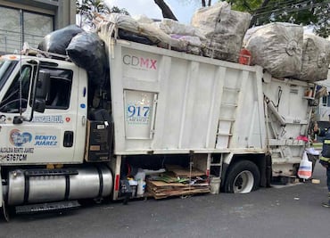 Camión de basura cae en socavón en alcaldía Benito Juárez; estuvo ahí 3 horas