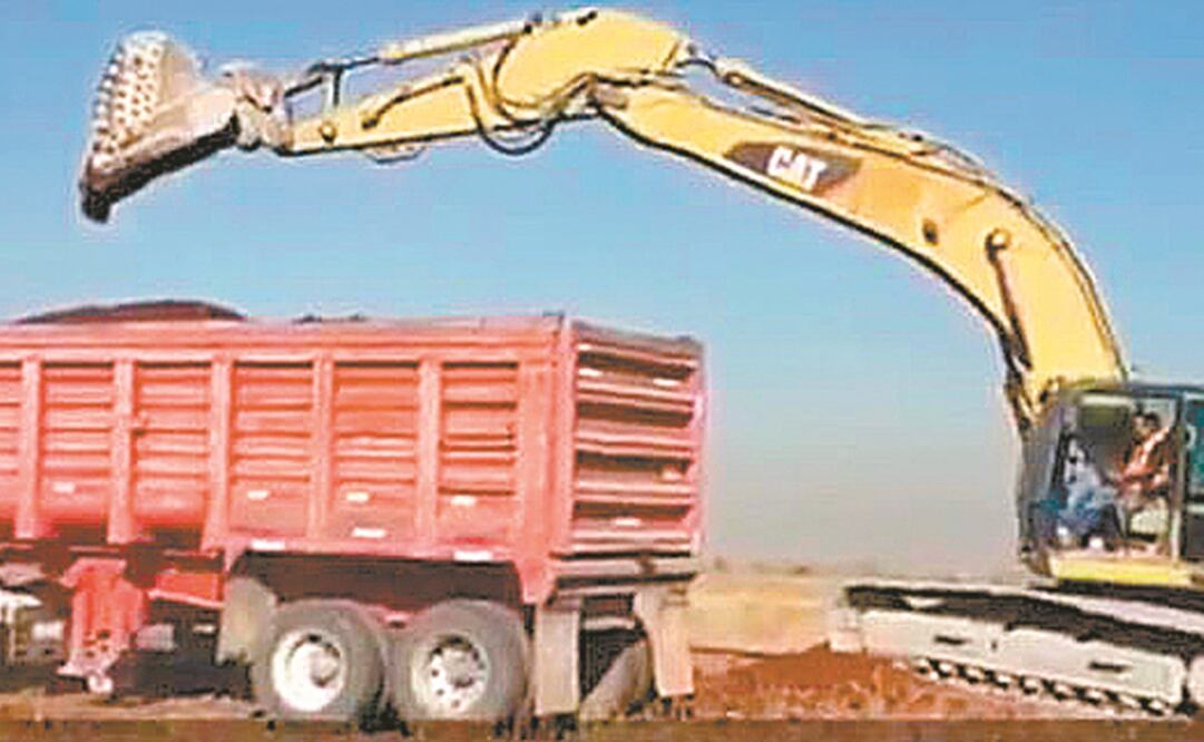 Al menos 200 camiones se ocuparon en el acarreo de tezontle de terrenos de Texcoco hacia Santa Lucía, pero el trabajo fue insuficiente debido a que sólo había dos maquinarias. Foto: ESPECIAL