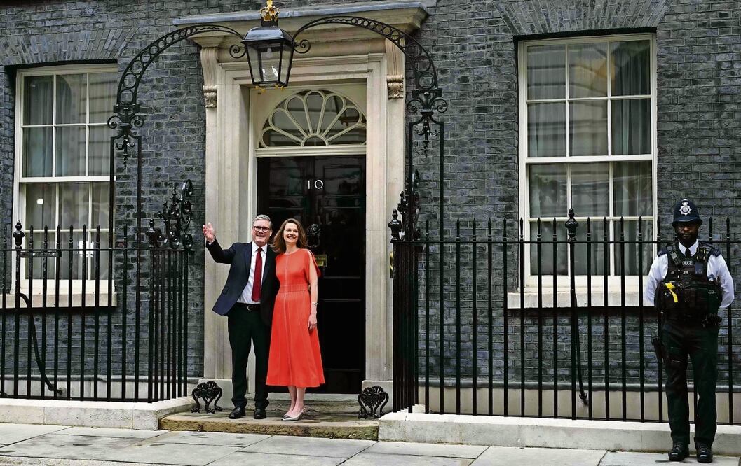 El primer ministro británico entrante y líder del Partido Laborista, Keir Starmer, y su esposa Victoria. Foto: Oli Scarff AFP