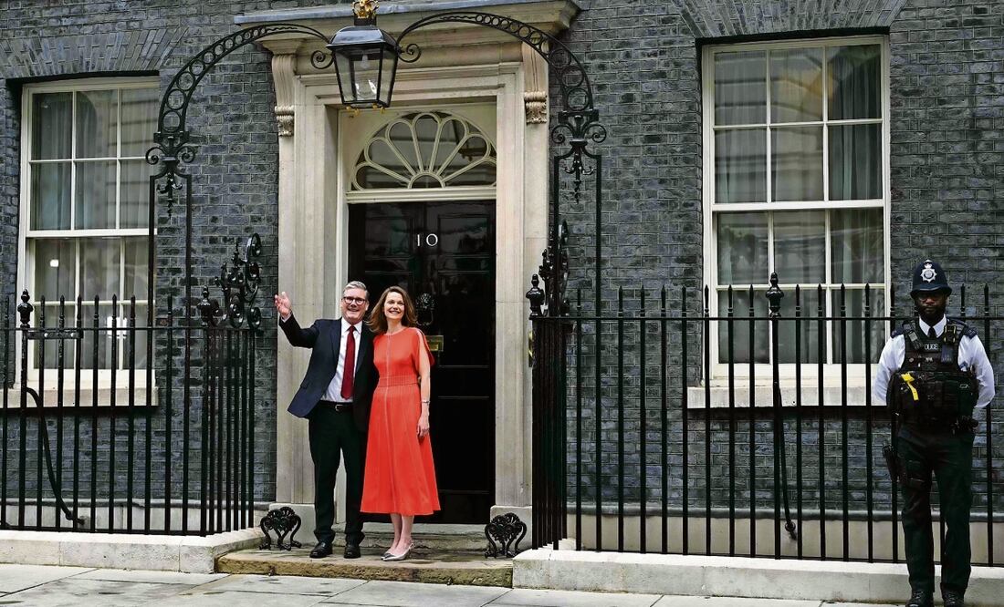 El primer ministro británico entrante y líder del Partido Laborista, Keir Starmer, y su esposa Victoria. Foto: Oli Scarff AFP