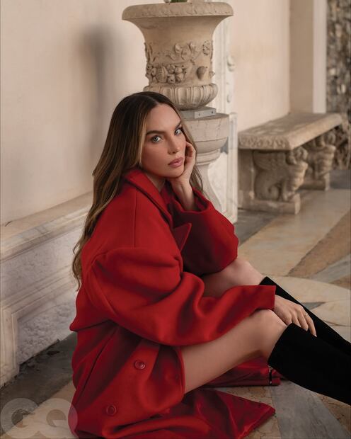 La cantante luce el mismo abrigo rojo en una toma más íntima y contemplativa. Foto: Instagram: @gqmexico (Alex Cordova)