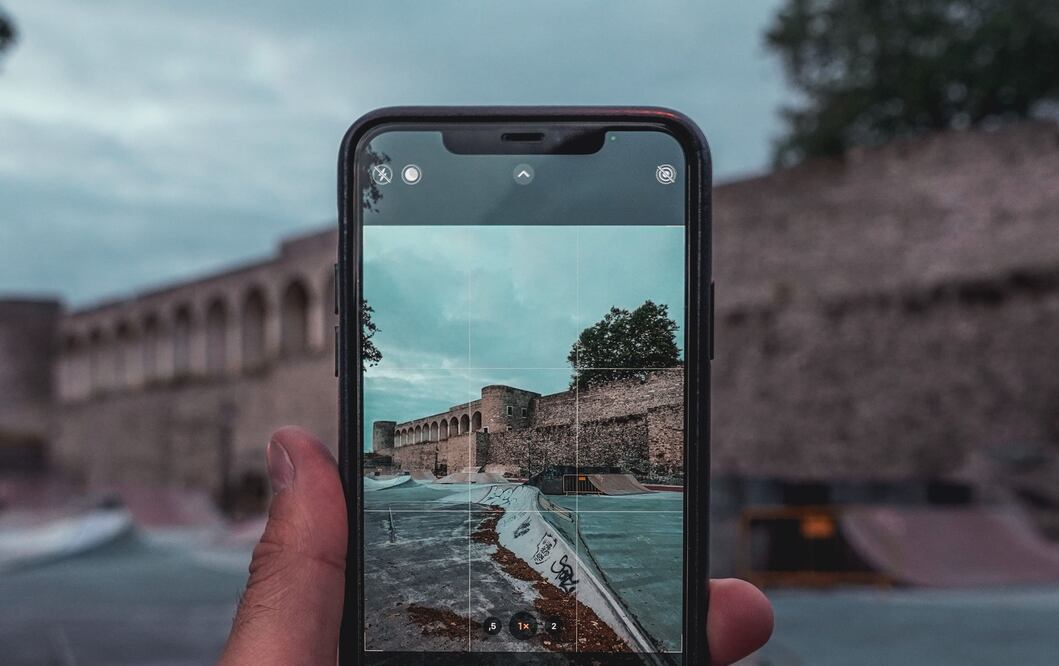 El punto verde o naranja aparece sobre las barras que te indican la red de tu celular / Foto: Unsplash