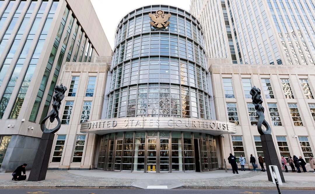 Personas esperando para ingresar a un tribunal federal de EU donde se llevará a cabo el juicio de Genaro García Luna, ex Secretario de Seguridad Pública de México. Foto: EFE 