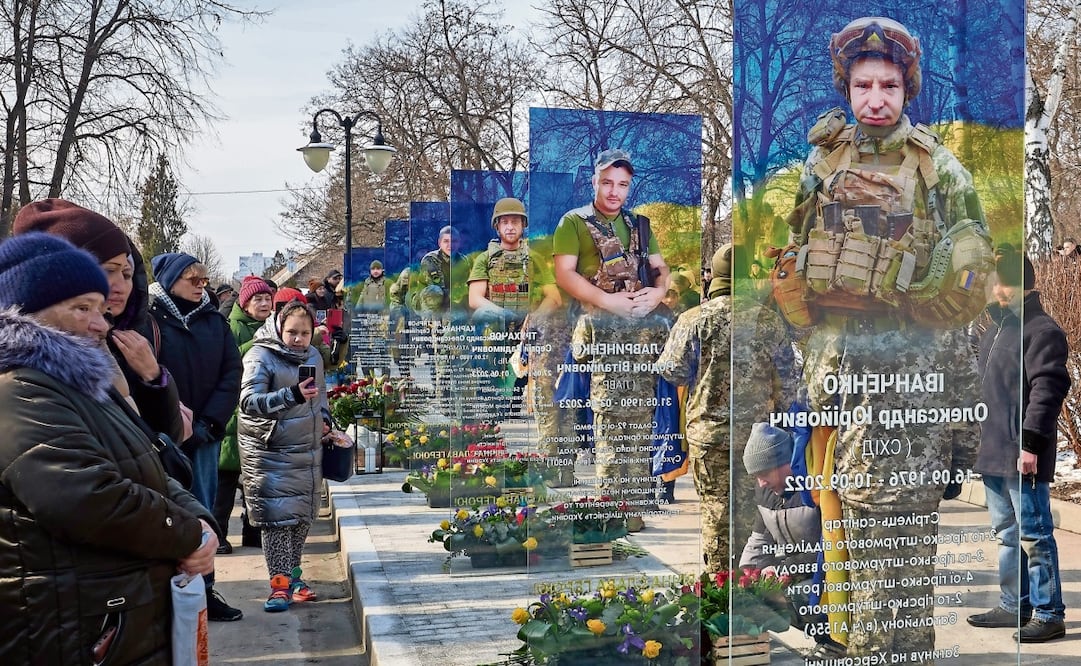 Los ucranianos asisten a la ceremonia de apertura del Callejón de la Memoria de los Defensores Caídos en la aldea de Kulynichi, región de Kharkiv. Foto: Sergey Kozlov / EFE