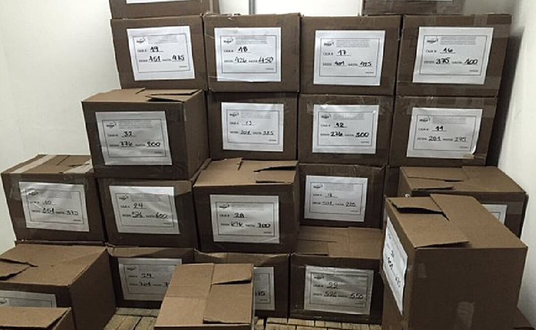 Fotografía cedida por prensa de la coalición opositora donde se observan las cajas que contienen las firmas que solicitan activación de referedúm revocatorio al presidente venezolano Nicolás Maduro (Foto: EFE)