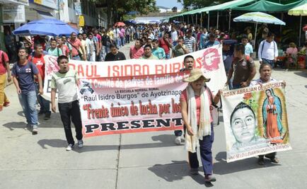 Normalistas marchan y realizan mitin en Tixtla