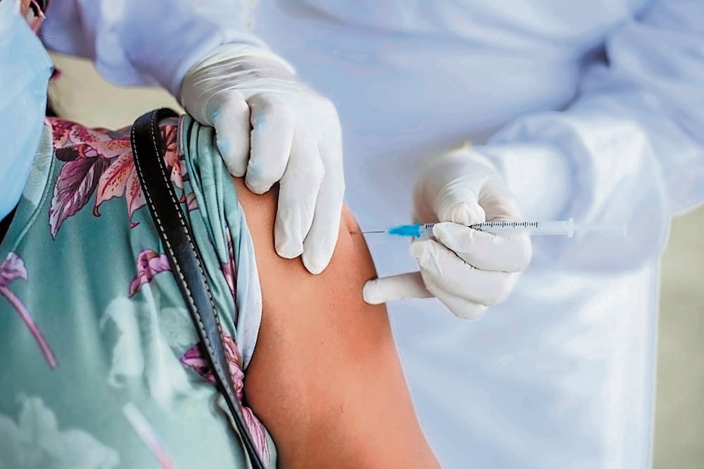 El biológico mexicano para combatir el coronavirus, elaborado por el Conahcyt y el laboratorio Avi-Mex, podrá utilizarse en personas mayores de 18 años con inmunidad previa. Actualmente se realizan estudios para evaluar su respuesta en otras poblaciones. Foto: Archivo | El Universal