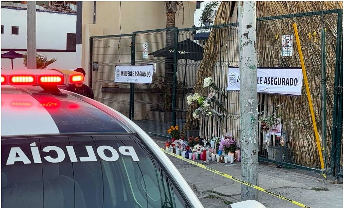 El altar improvisado para las víctimas de la masacre en el bar de Querétaro está colocado cerca del lugar custodiado por elementos de la policía municipal. Foto: Demian Chávez / EL UNVIERSAL