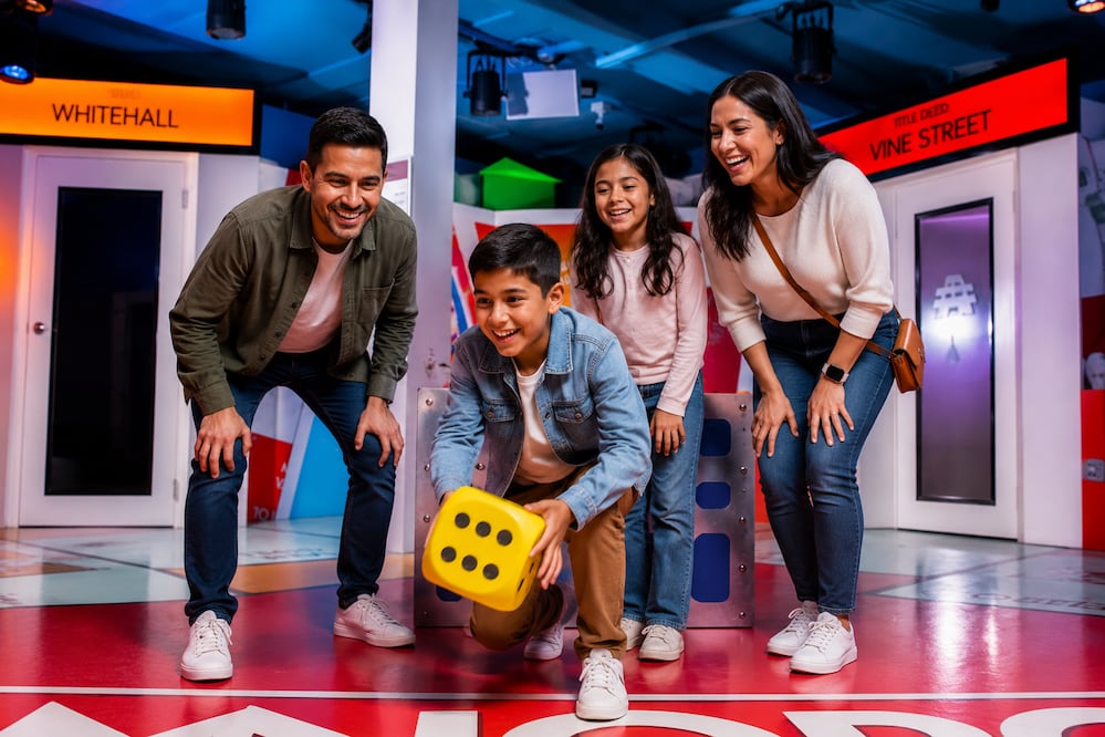 Desde jugar Monopoly en tamaño real, entrar al mundo de Minecraft hasta vivir historias de Disney sobre hielo, la CDMX cuenta con eventos para toda la familia. Foto: Fever e IA