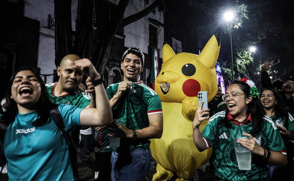 Aficionados mexicanos celebran en calles aledañas a Paseo de la Reforma (18/06/2026). Foto: Gabriel Pano El Universal