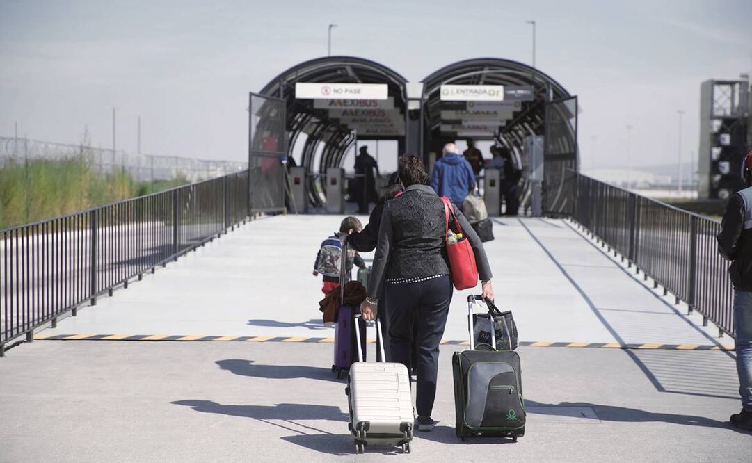 Son 8 estaciones de la Línea 1 del Mexibus para llegar al AIFA y son 18 pesos los que se pagan: de Ciudad Azteca a Ojo de agua 9 pesos y de Ojo de Agua al aeropuerto, otros 9.Foto: Germán Espinosa/EL UNIVERSAL