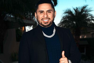 Larry Hernández se pone espléndido con un mesero y le deja jugosa propina de 15 mil dólares