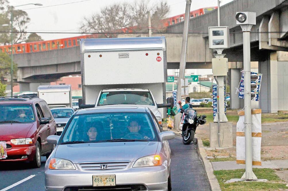 A pesar de que muchos capitalinos dijeron no estar de acuerdo con que se realice el cambio de placas en la Ciudad de México, todos aseguraron que acatarán la decisión de la autoridad, para evitar una sanción (ESPECIAL)