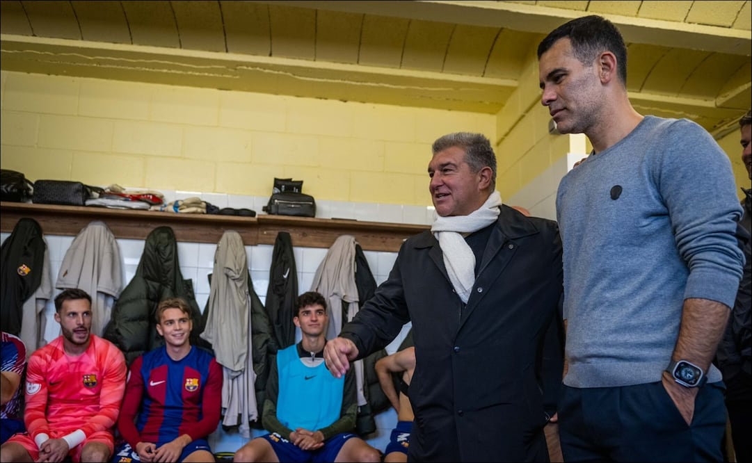 Rafa Márquez recibió a Joan Laporta en medio de los cuestionamientos por la continuidad de Xavi Hernández / FOTO: @FCBarcelonaB