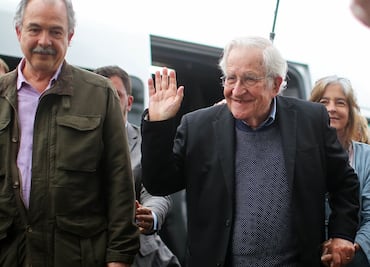 Noam Chomsky visita a Lula da Silva en prisión