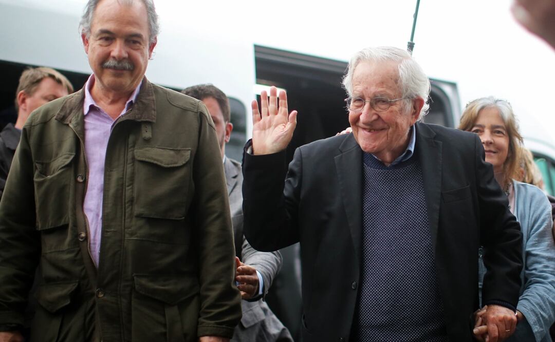Noam Chomsky, escritor estadounidense, a su llegada a Curitiba. (Foto: AFP)