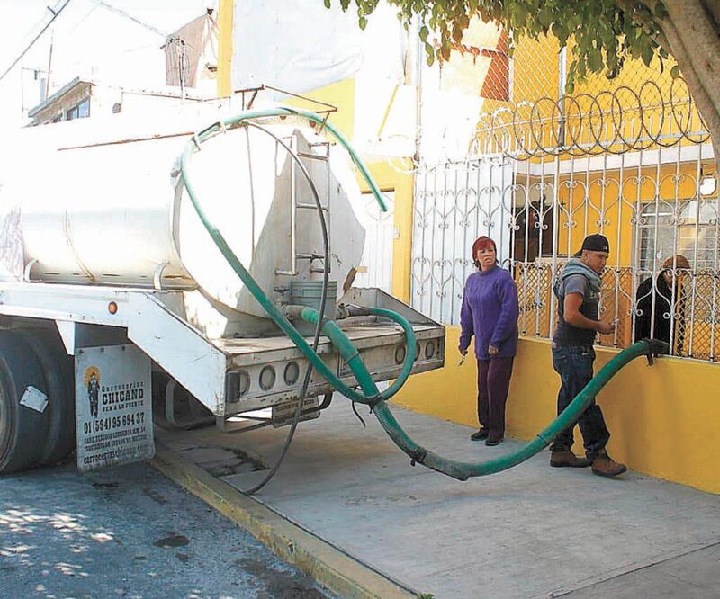 Autoridades reforzarán el programa de distribución de agua con pipas que llevarán hasta la puerta de los hogares que no cuenten con abasto. ESPECIAL