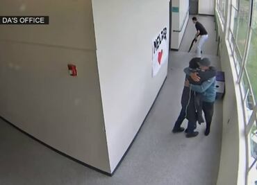 Video muestra momento en que maestro desarma a alumno en escuela de EU
