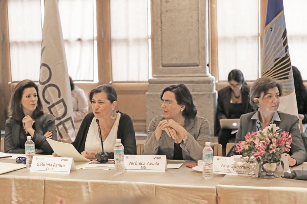Mónica Aspe, embajadora de México ante la OCDE; Gabriela Ramos, de la OCDE; Verónica Zavala, del BID, y Ana Güezmez, de ONU Mujeres, participaron ayer en el coloquio sobre equidad de género. (ALEJANDRO ACOSTA. EL UNIVERSAL)