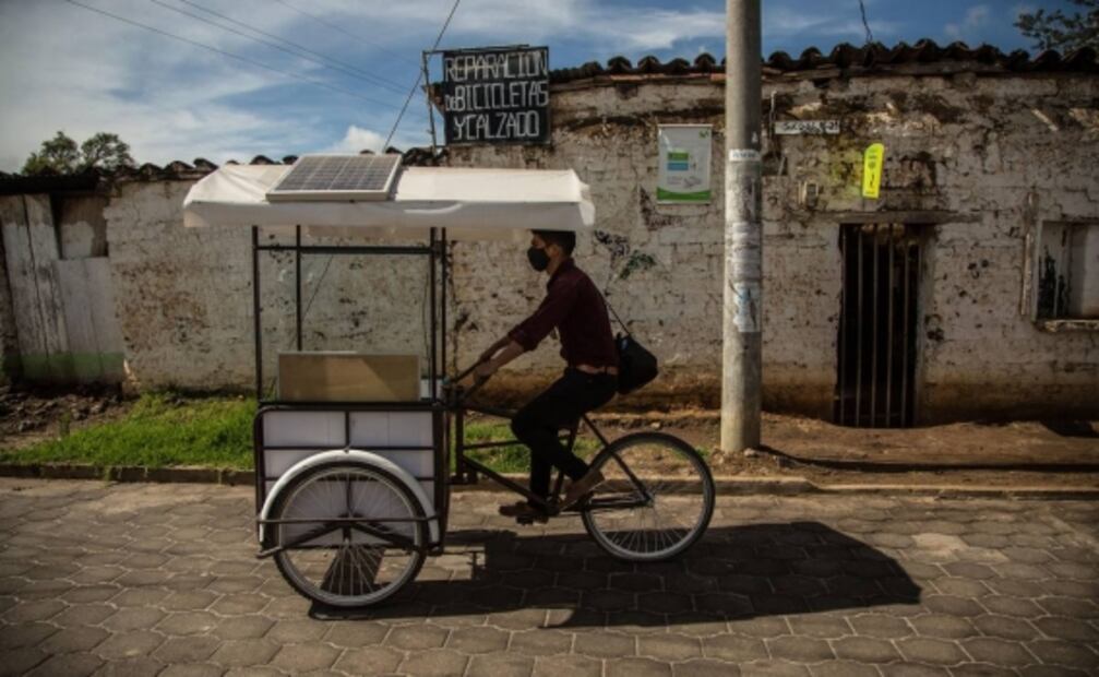 Maestro en Guatemala recorre kilómetros en bicicleta para dar clases a sus alumnos