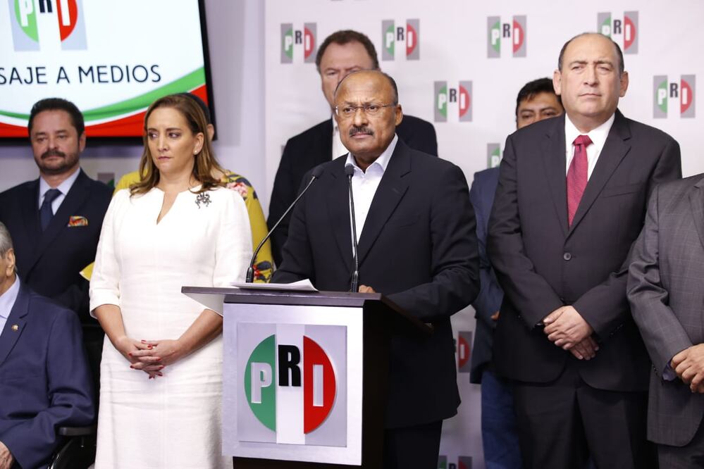 René Juárez y Claudia Ruiz Massieu del PRI. Foto: Agustín Salinas ]/ EL UNIVERSAL