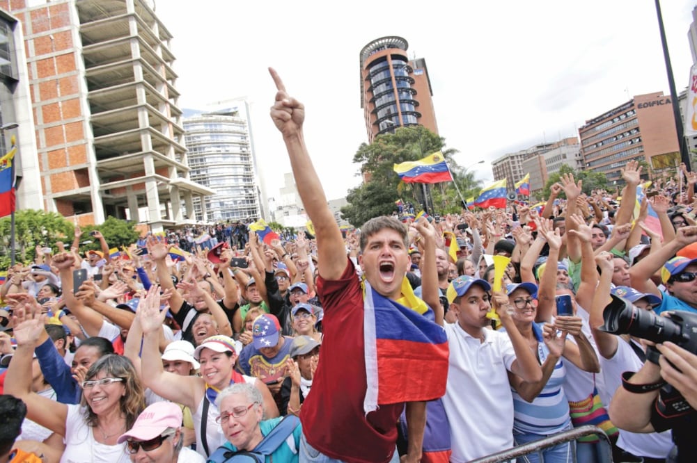 Venezolanos opositores al gobierno celebran después de que el legislador Juan Guaidó se autoproclamó presidente encargado del país. Foto: BORIS VERGARA. AP