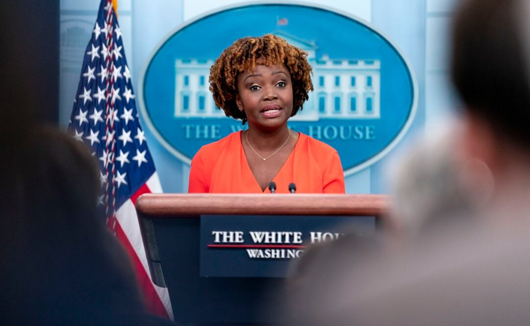 La secretaria de prensa de la Casa Blanca, Karine Jean-Pierre, habla en una rueda de prensa en la Casa Blanca. Foto: AP 
