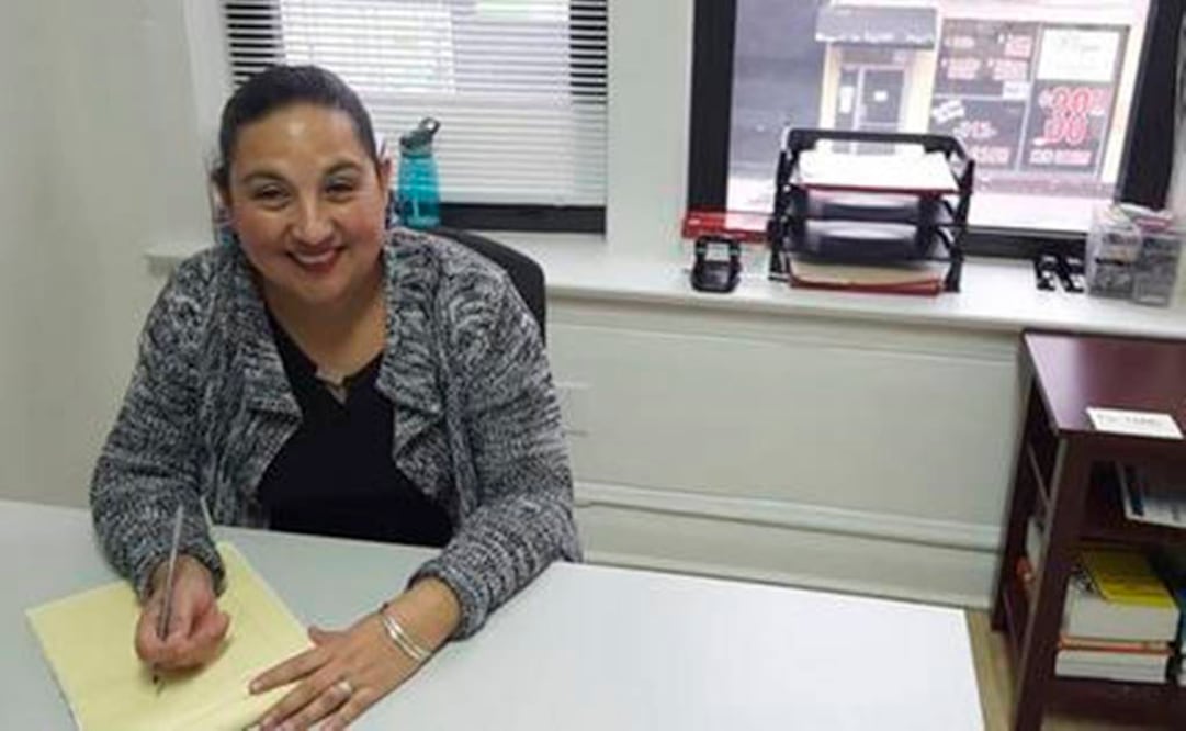 Esperanza Villalobos, a "community navigator," works at her office at The Resurrection Project in Chicago - Photo: AP