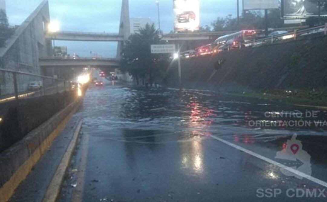 Encharcamiento en la autopista México-Toluca. (Foto: Twitter @OVIALCDMX)