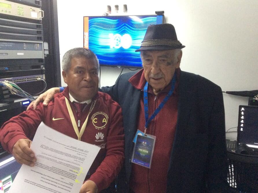 Francisco Reyes Olvera junto a don Melquiades Sánchez Orozco. Ya había fungido con anterioridad como la voz del Azteca y siente que es el relevo natural. (ESPECIAL)