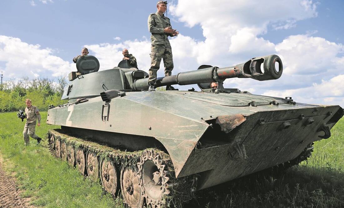 Una tripulación de vehículos de artillería autopropulsados de la milicia de la República Popular de Donetsk se preparan para disparar hacia la posición del ejército ucraniano, cerca de la ciudad de Yasinovataya. Foto: Alexei Alexandrov/AP