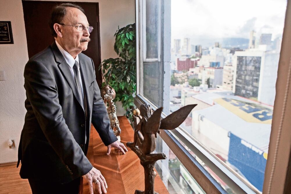 Ricardo García, director general de Equidad de Género y Salud Reproductiva, explica que la pobreza y la violencia pueden influir en embarazos tempranos (CRISTOPHER ROGEL. EL UNIVERSAL)