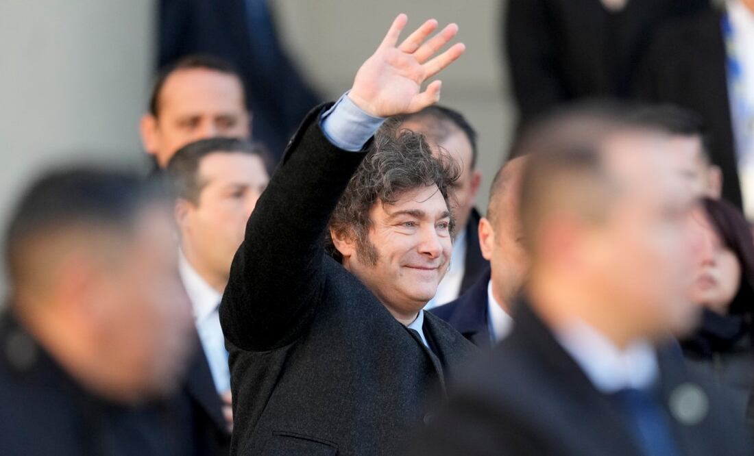 El presidente argentino Javier Milei saluda a sus seguidores al salir de la Catedral donde asistió a un evento por el Día de la Independencia en Buenos Aires, Argentina, el martes 9 de julio de 2024. Foto: AP