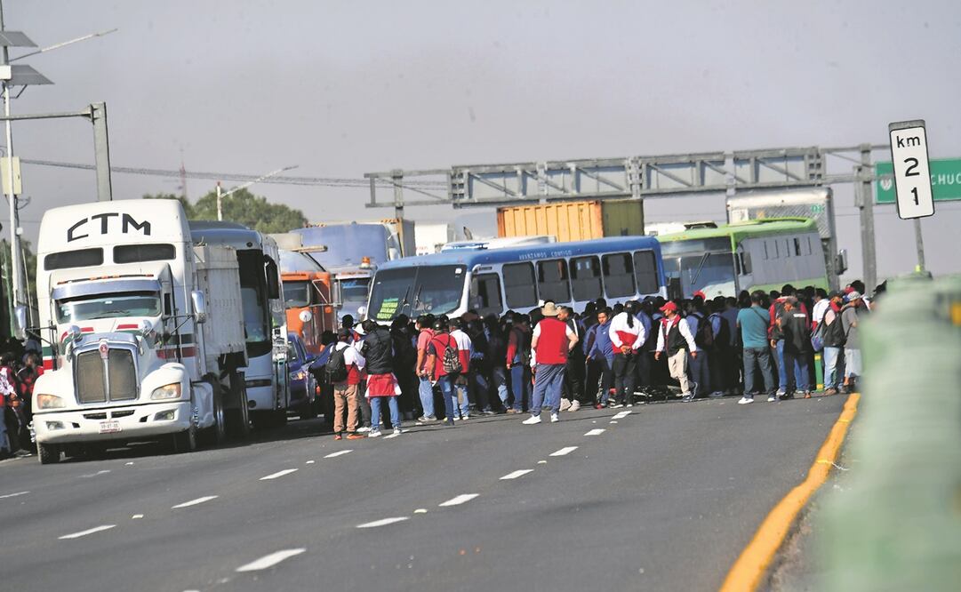 La autopista México-Pachuca, a la altura de la caseta de San Cristóbal, estuvo bloqueada por más de 10 horas, por lo que los vehículos debían optar por caminos alternativos. Foto: Hugo García. EL UNIVERSAL